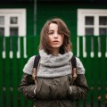 Натискът на връстниците може да бъде безвреден. Може обаче да доведе и до лошо представяне в училище, експериментиране с алкохол, цигари и дрога.